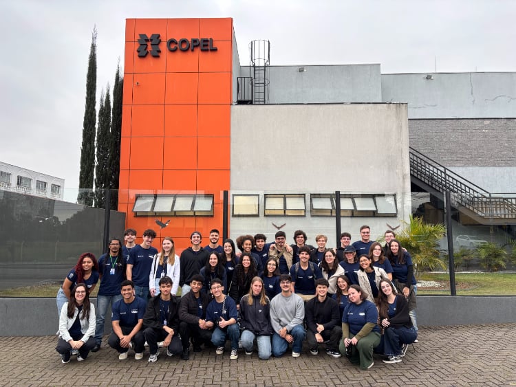 Grupo da VMC na frente da Copel